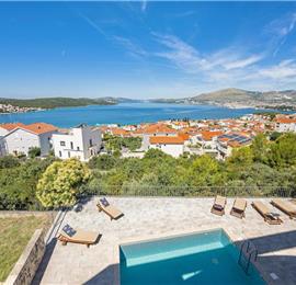 2 bedroom apartment with pool in Okrug Gornji on Ciovo Island, sleeps 6
